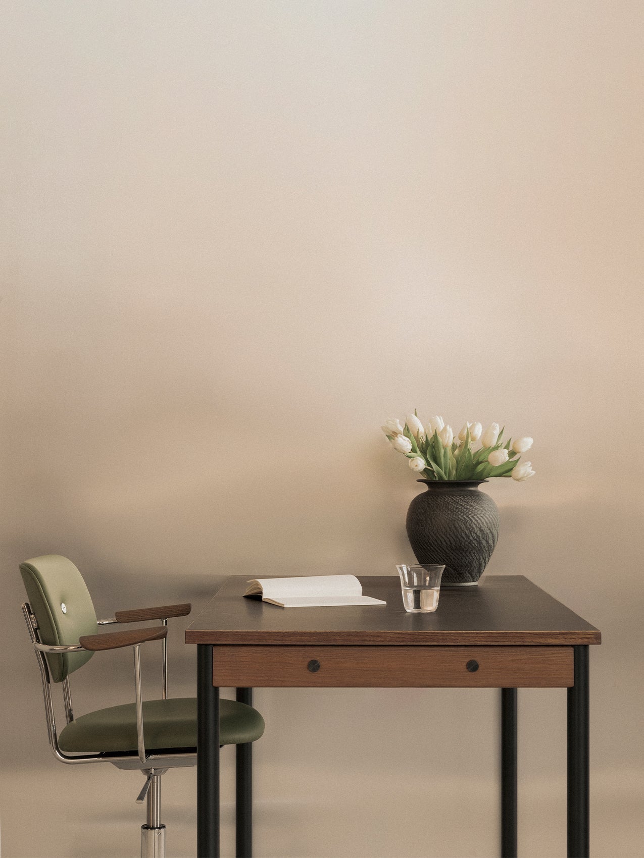 Co Task Chair, Fully Upholstered w/armrest, Aluminium base