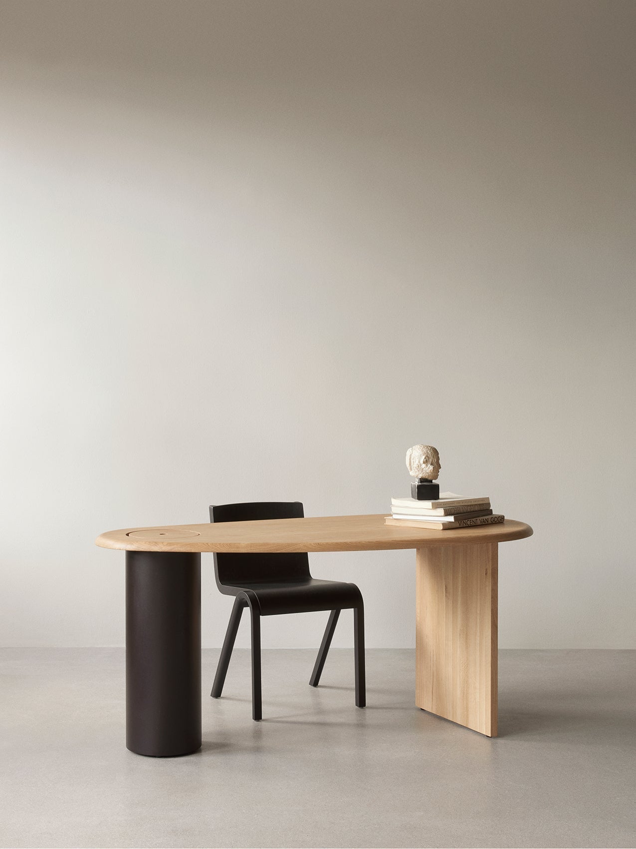 The Eclipse Desk｜ユニークなオーク材のデスク｜By Fred Rigby