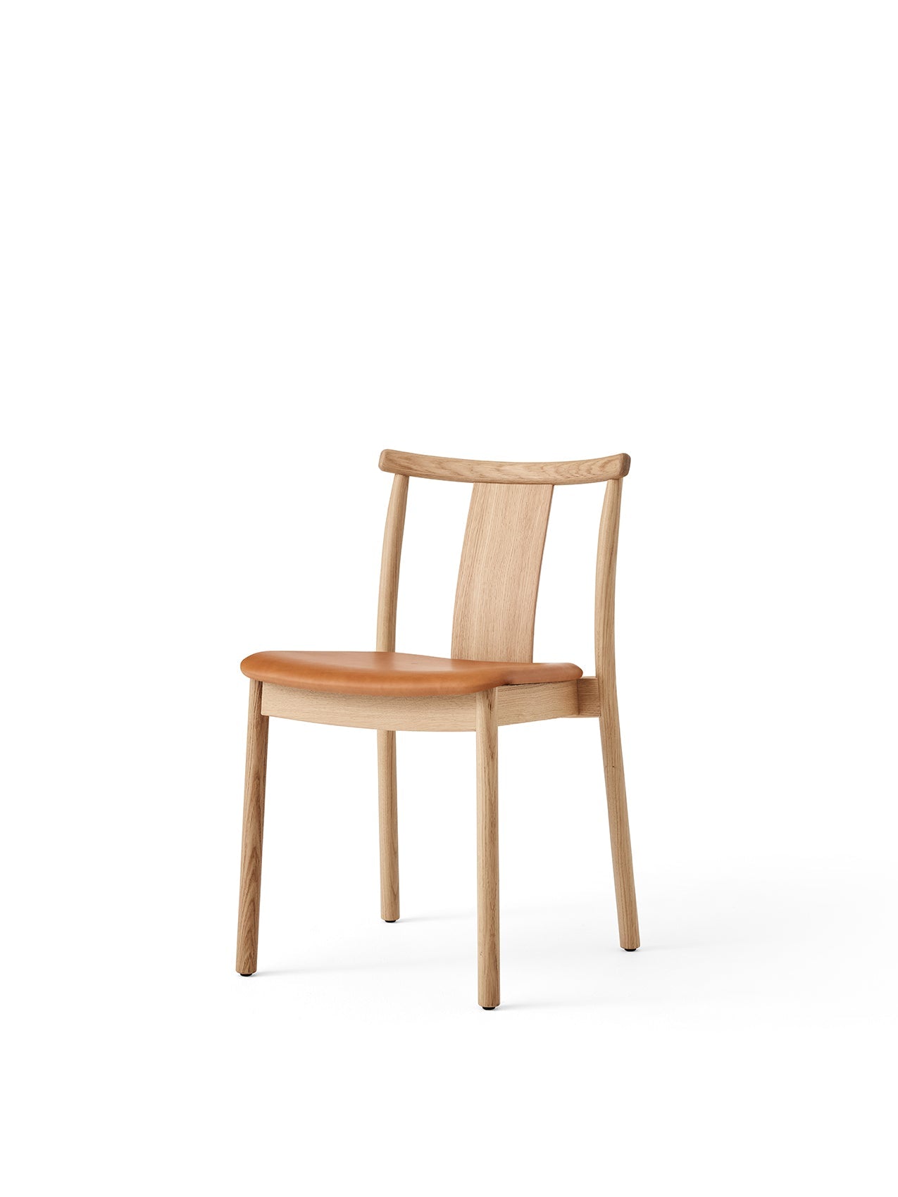 Angled view of the Merkur Dining Chair. It has a natural oak frame with a light brown leather seat, on a white background.