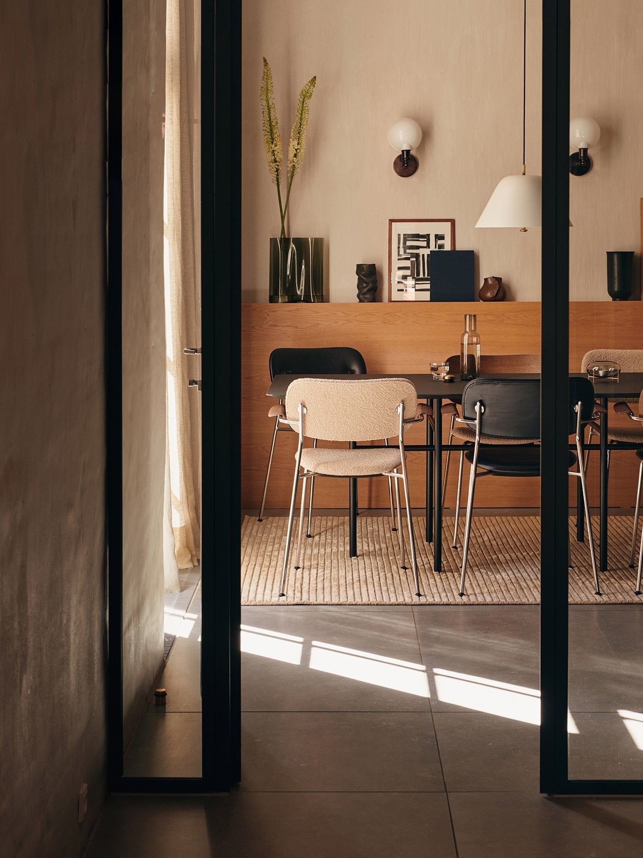 Co ダイニング・チェア［張地座面・アームレスト付き、クローム