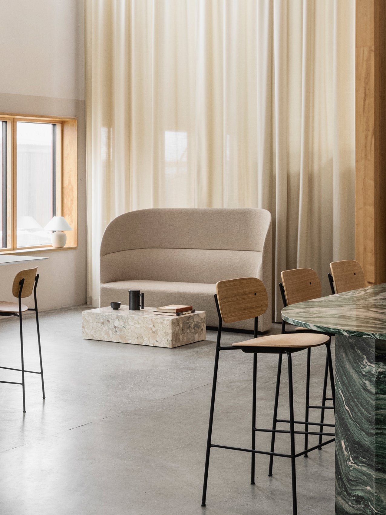 Plinth 大理石テーブル（Norm Architects）｜Audo 家具＆インテリア