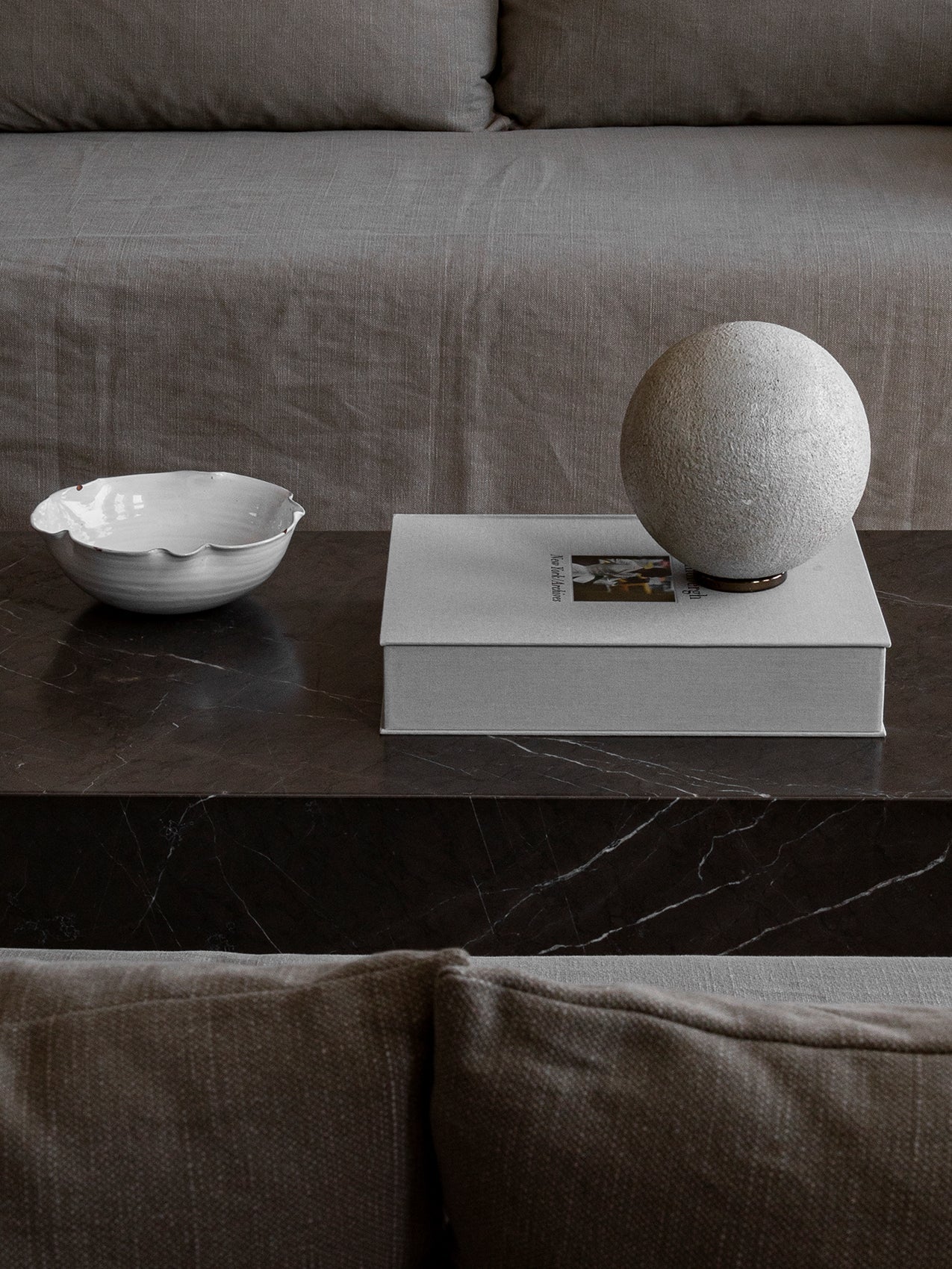 Plinth 大理石テーブル（Norm Architects）｜Audo 家具＆インテリア